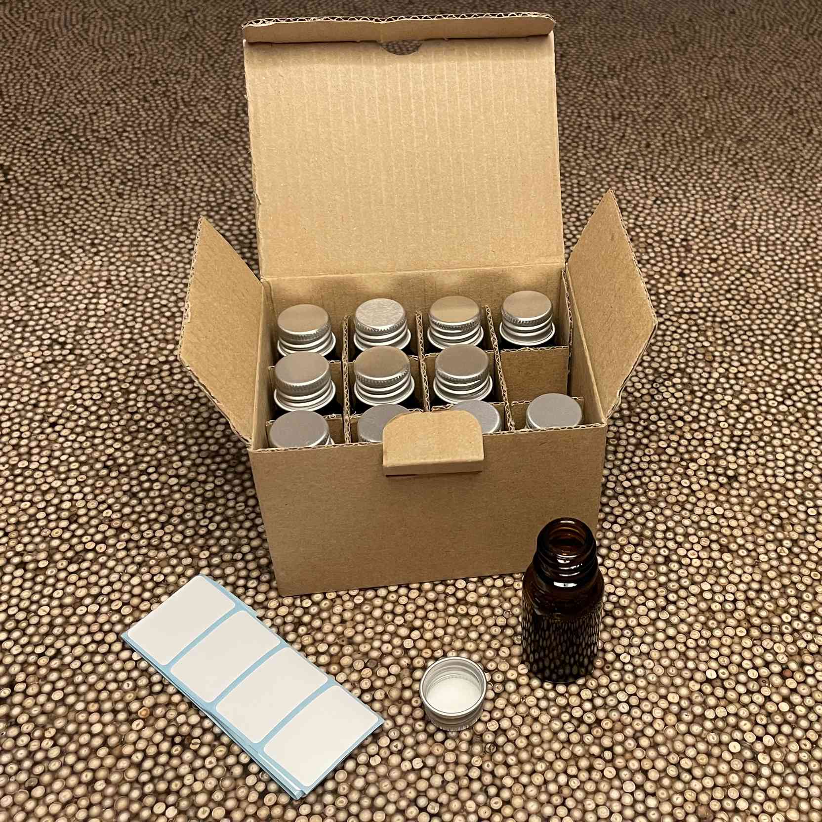 12 flacons verre opaque 1cl et capsule alu PP18 avec étiquettes