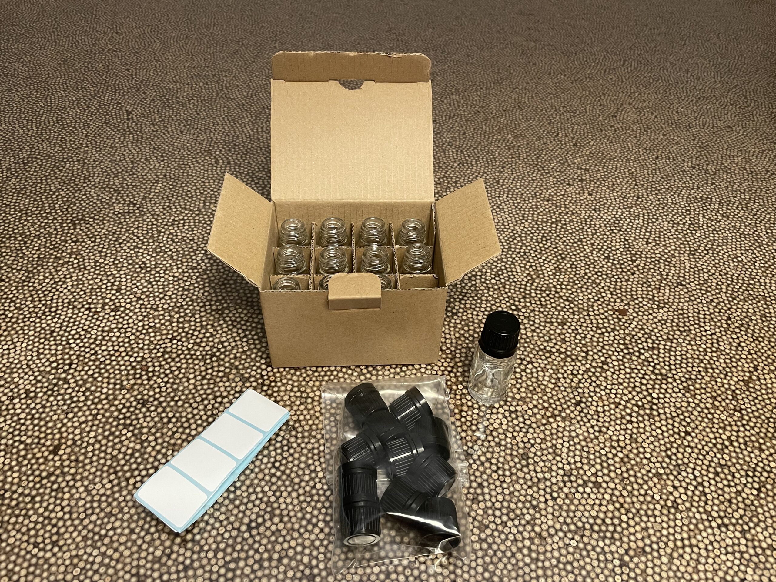 12 flacons verre transparent 1cl et capsule plastique noire PP18 avec étiquettes