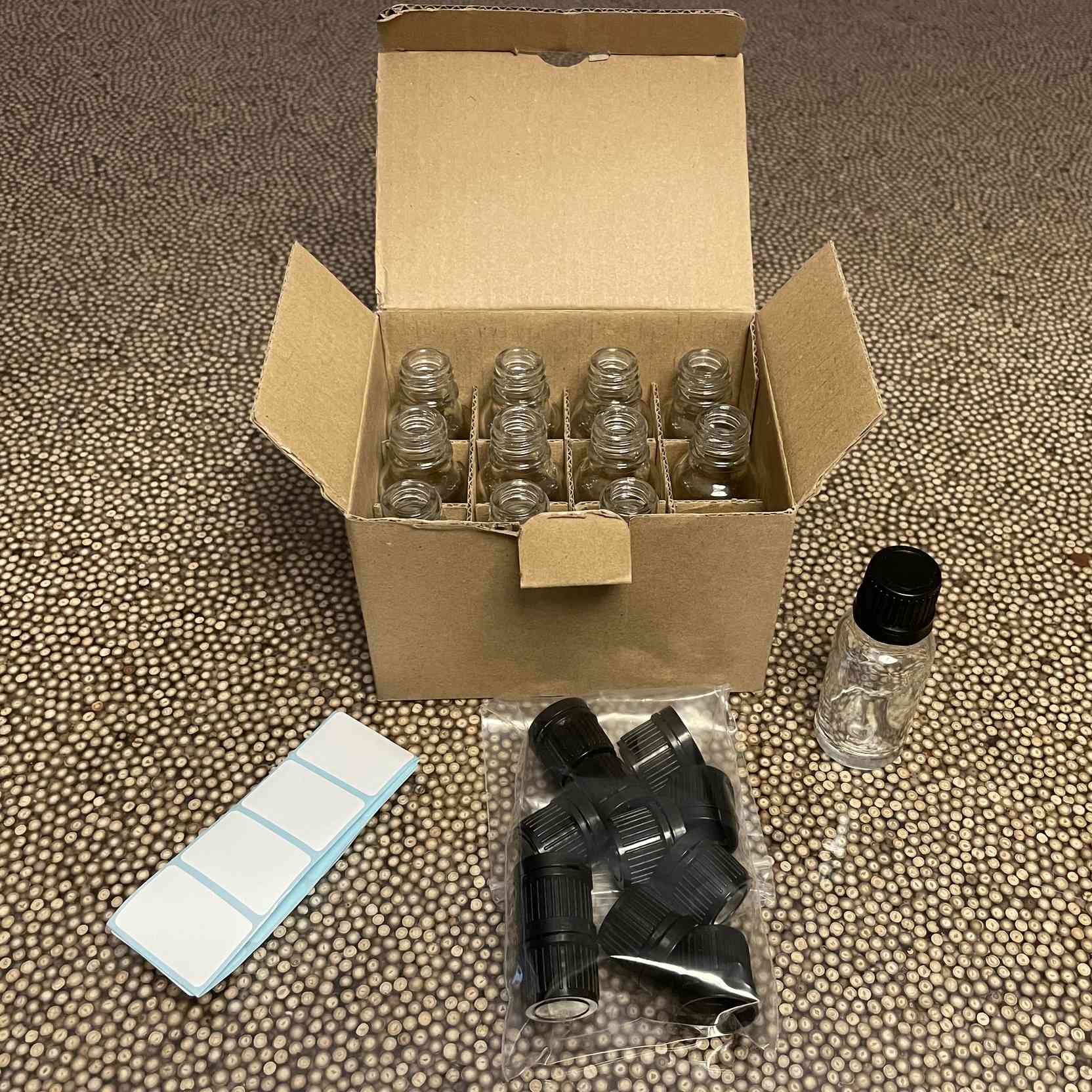 12 flacons verre transparent 2cl et capsule plastique PP18 avec étiquettes